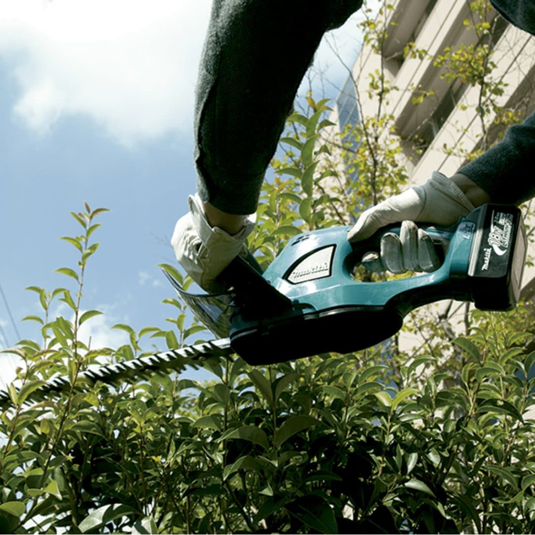 Corta Sebes Makita 18V + Bateria 5.0Ah + Carregador (DUH523)