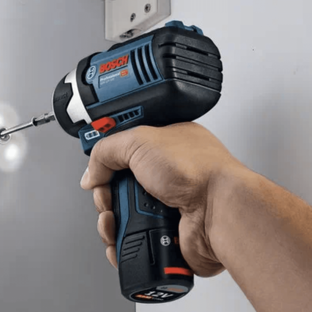 Kit Bosch Profissional Aparafusadora GSR 12V-15 + Multiferramenta GOP 12V-28 + Aparafusadora Impacto GDR 12V-105 + Serra Sabre GSA 12V-14 + Lanterna GLI 12V-300 + 3 Baterias 2.0Ah + Mala  (0615990N1D)